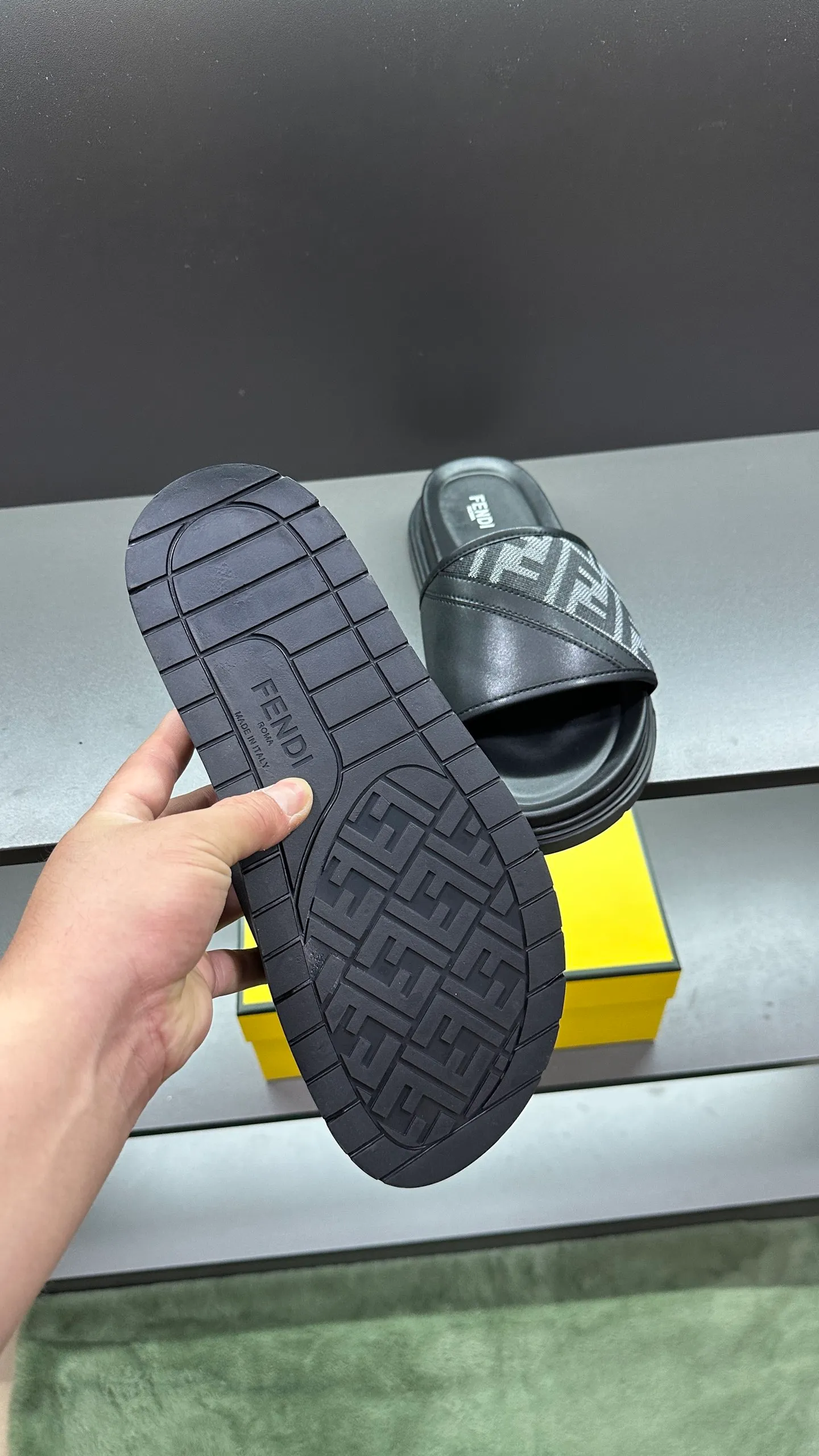 P300 [Fendi Slippers] High-end men's shoes brand, official website 1:1 latest masterpiece: original mold customization, fabrics made of imported original materials, upgraded outsole, lighter and non-slip. The market's top quality, simple yet tasteful, a must-have for fashionistas, fashionable at your feet, full of confidence, the same style at the counter 👍The season of summer slippers is here. Code: 38-45, 46 order
